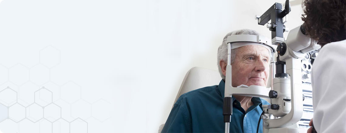 Японский врач проводит базовый осмотр зрелого пациента